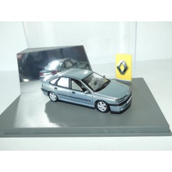 RENAULT LAGUNA I Phase 2 Gris UNIVERSAL HOBBIES 1:43 imperfection socle