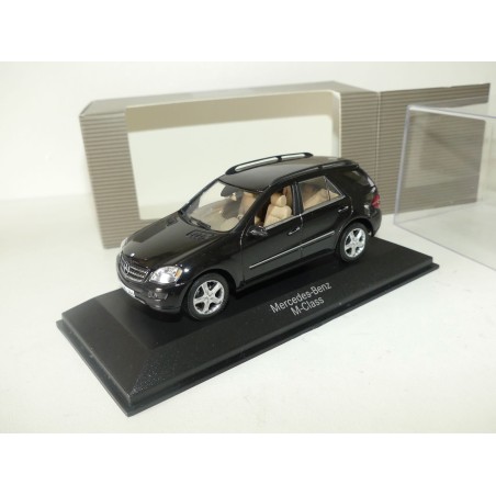 MERCEDES CLASSE M ML TYPE 164 Bleu Marine MINICHAMPS 1:43