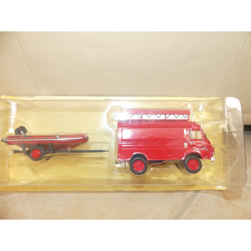 CAMION POMPIERS N°082 SAVIEM TP3 avec canot IXO PRESSE 1:43